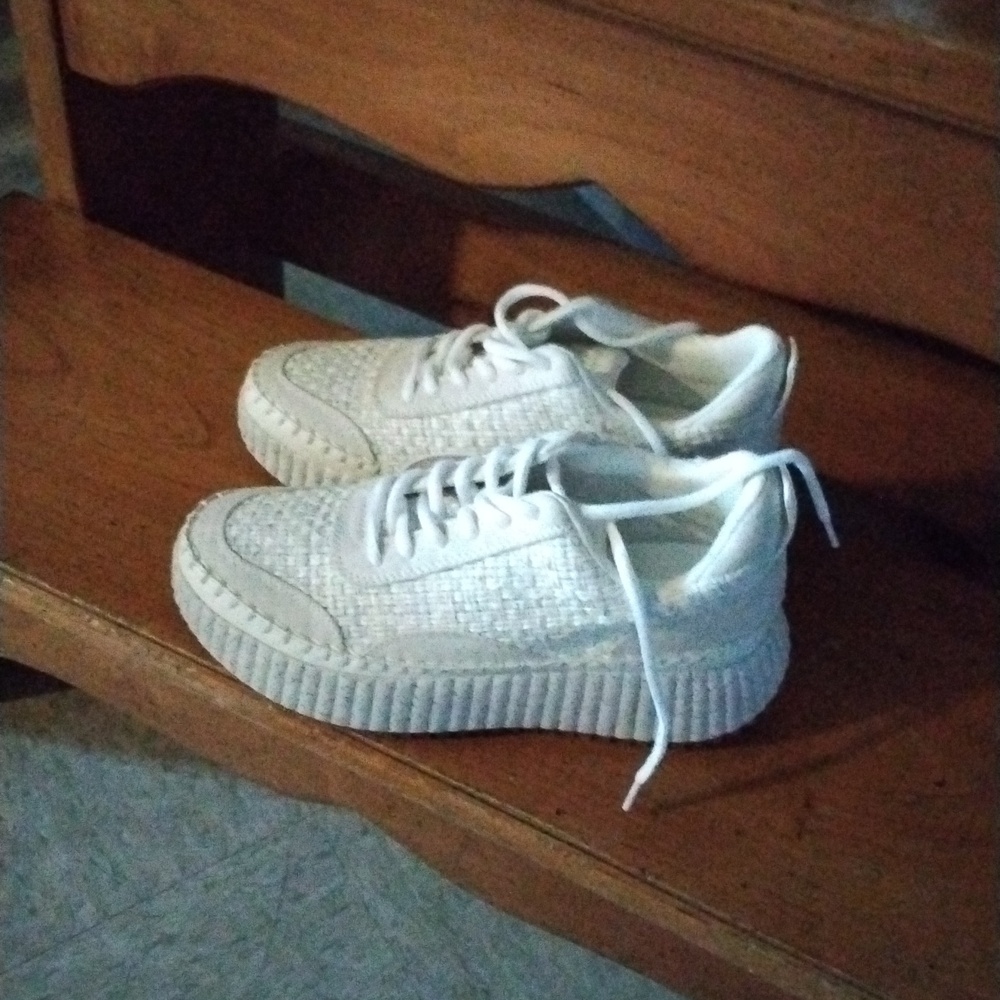 NWOT, universal Thread shoes size 6